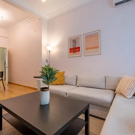 Stylish 3-br Apartment: High Ceilings, 2 Baths Apartment Istanbul