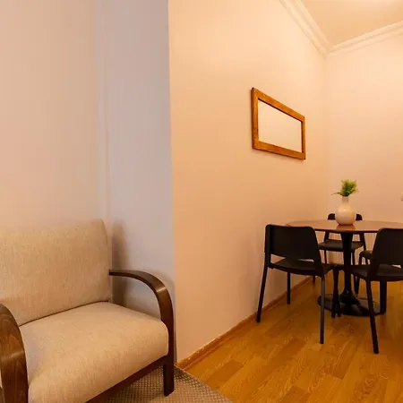 Apartment Stylish 3-br Apartment: High Ceilings, 2 Baths *