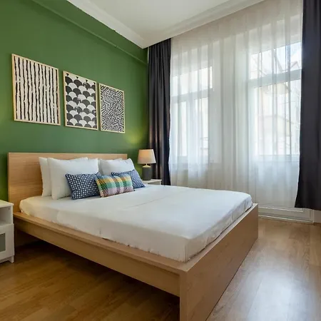 Stylish 3-br Apartment: High Ceilings, 2 Baths