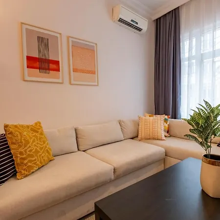 Lägenhet Stylish 3-br Apartment: High Ceilings, 2 Baths *