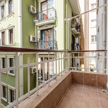 Stylish 3-br Apartment: High Ceilings, 2 Baths Apartmán Istanbulská provincie