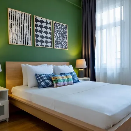 Stylish 3-br Apartment: High Ceilings, 2 Baths Lägenhet *