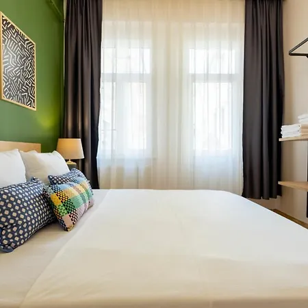 Stylish 3-br Apartment: High Ceilings, 2 Baths