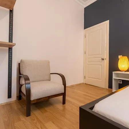 Stylish 3-br Apartment: High Ceilings, 2 Baths
