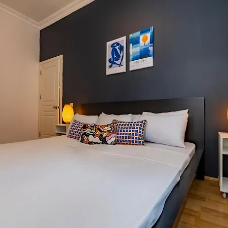 Stylish 3-br Apartment: High Ceilings, 2 Baths Appartamento