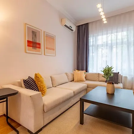 Stylish 3-br Apartment: High Ceilings, 2 Baths *