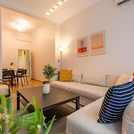 Stylish 3-br Apartment: High Ceilings, 2 Baths Appartamento