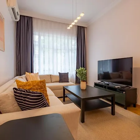 Stylish 3-br Apartment: High Ceilings, 2 Baths