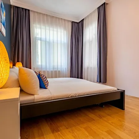 Stylish 3-br Apartment: High Ceilings, 2 Baths