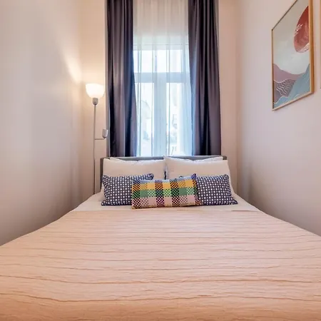Stylish 3-br Apartment: High Ceilings, 2 Baths Appartamento